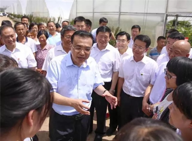 李克強(qiáng)總理冒酷暑考察陜西羊乳產(chǎn)業(yè)鏈，精準(zhǔn)扶貧項(xiàng)目